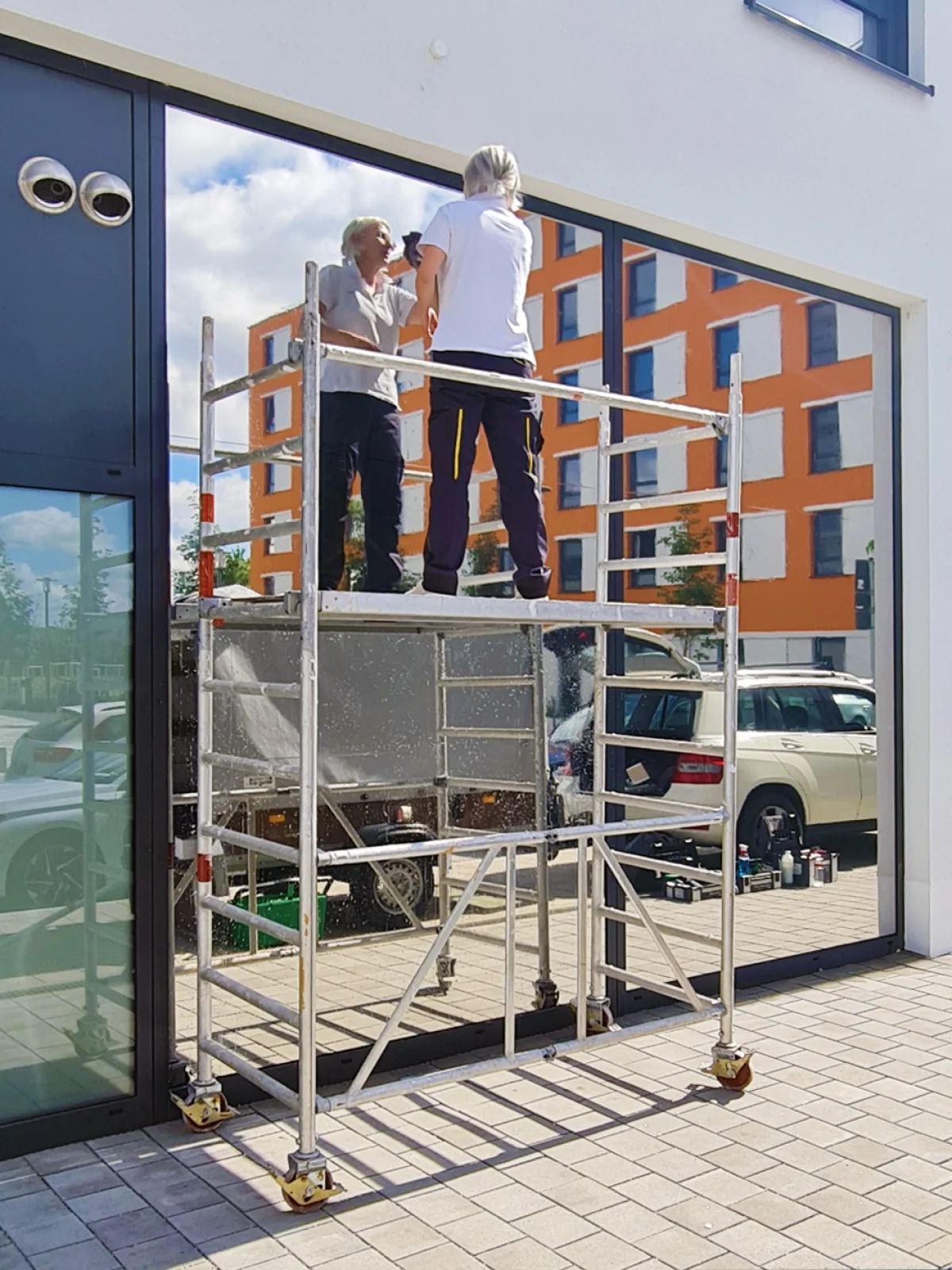 Sonnenschutzfolie auf großen Glasflächen am CANDIS Professional-Gebäude